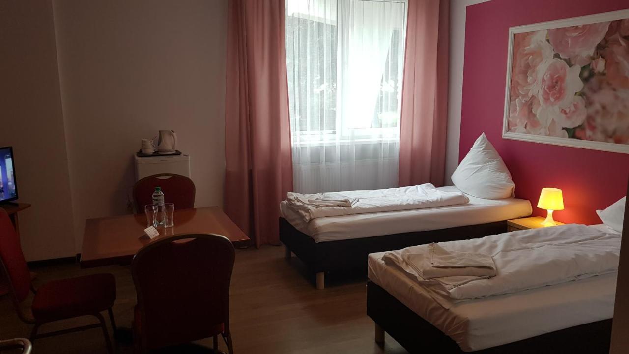 Hotelik Kameleon Pokoje Goscinne Jawor Exterior foto
